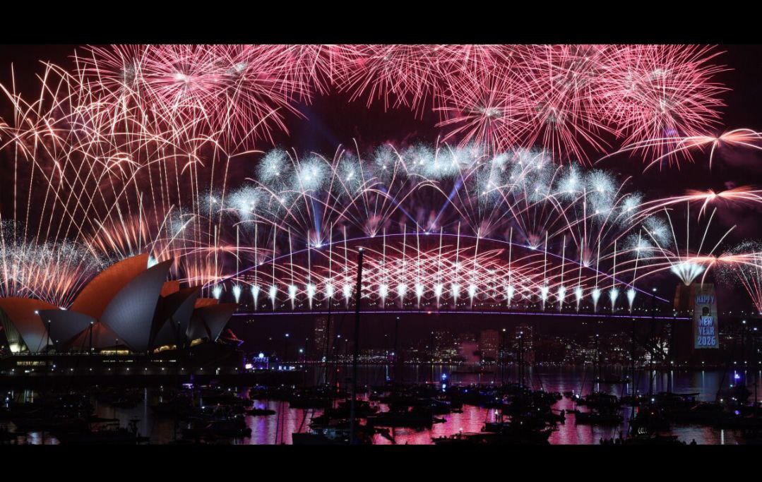 عرض ألعاب نارية كثيفة وملونة فوق ناطحات سحاب مدينة دبي ليلاً.