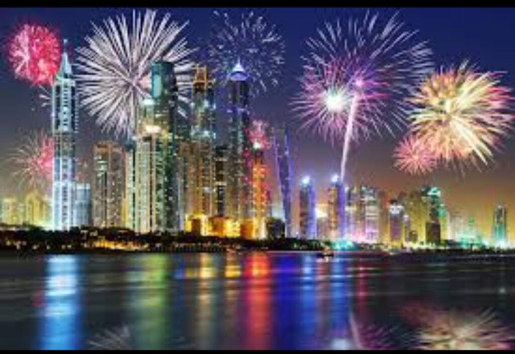 لقطة قريبة لانفجارات ضوئية وألعاب نارية ملونة تنطلق من أعلى جسر هاربور في سيدني.