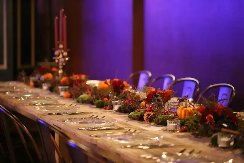 تصميم حسي فاخر لطاولة فعاليات تعكس الهوية البصرية لآدم إيفنتس.